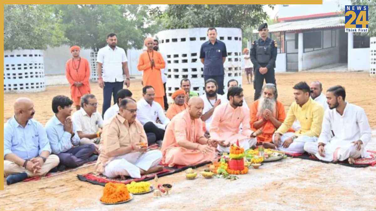 सीएम योगी ने गोशाला में की गोवर्धन पूजा