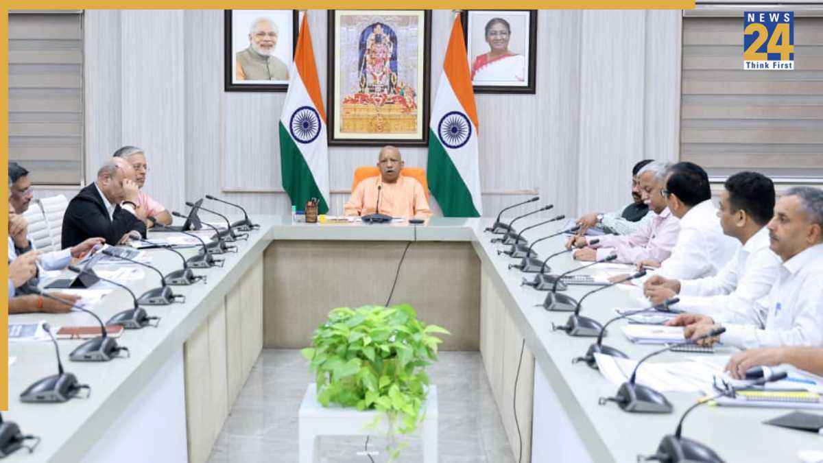 सीएम योगी बैठक करते हुए।