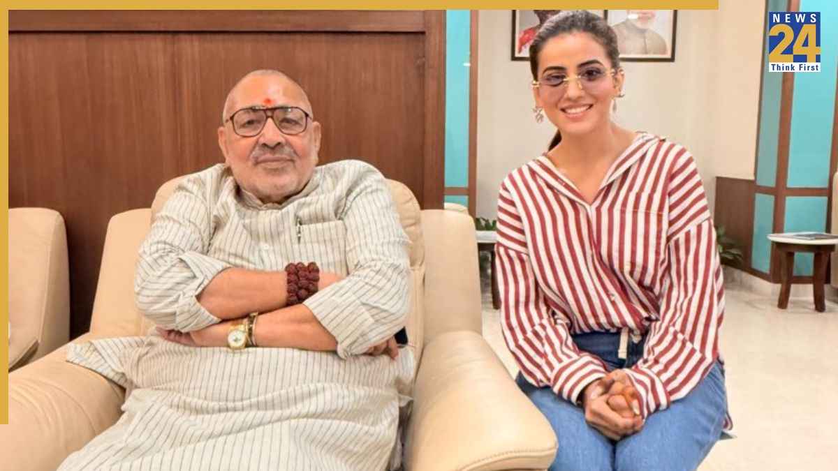 Bihar Election 2025: बिहार में सियासी हलचल तेज, पवन सिंह के बाद अक्षरा सिंह लड़ेंगी चुनाव? गिरिराज सिंह से की मुलाकात