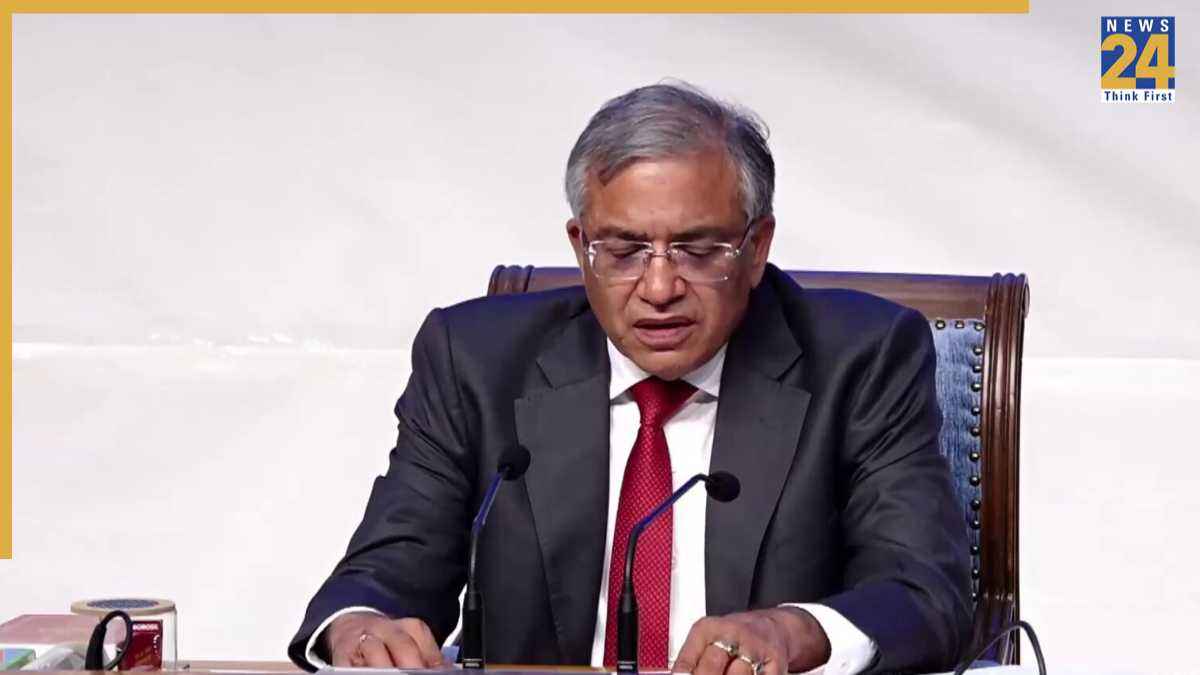 चुनाव से पहले एक्शन में चुनाव आयोग, बंगाल के बाद केरल में IPS-IAS अफसरों के तबादले