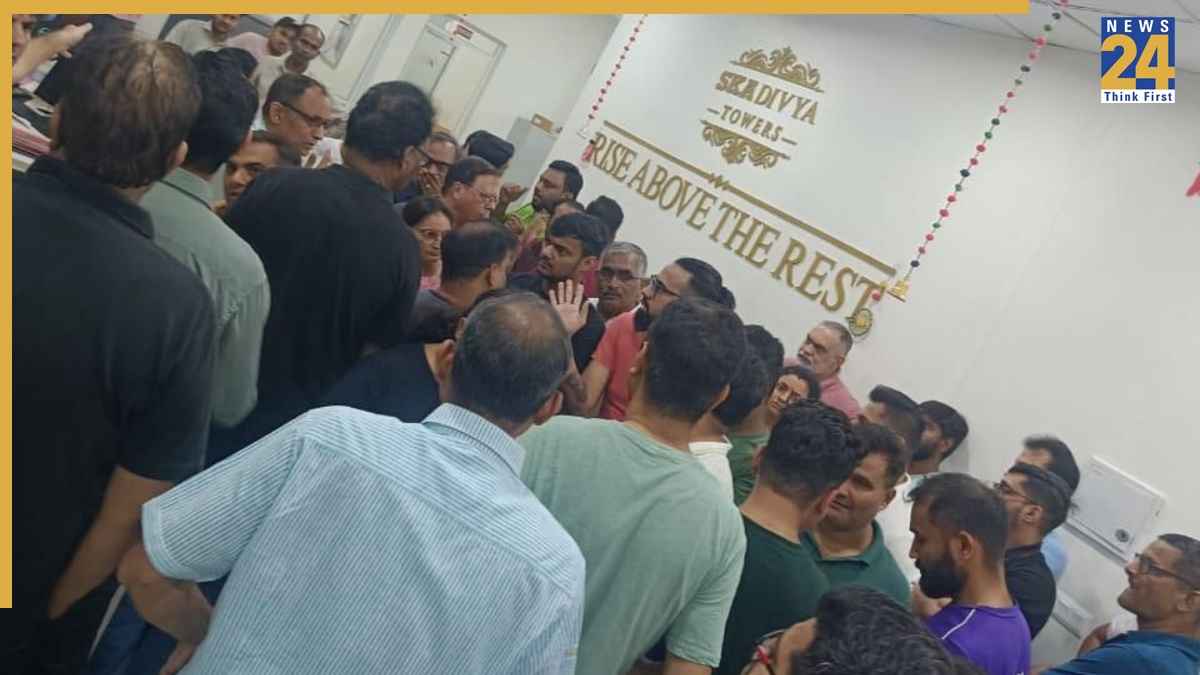 ग्रेटर नोएडा वेस्ट की सोसायटी में Dirty Water से लोग बीमार, जमकर हुआ हंगामा