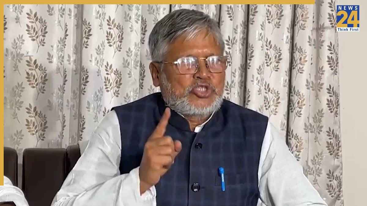 Video: बिहार में BJP को बड़ा झटका, अलीनगर से विधायक मिश्री लाल यादव ने दिया इस्तीफा