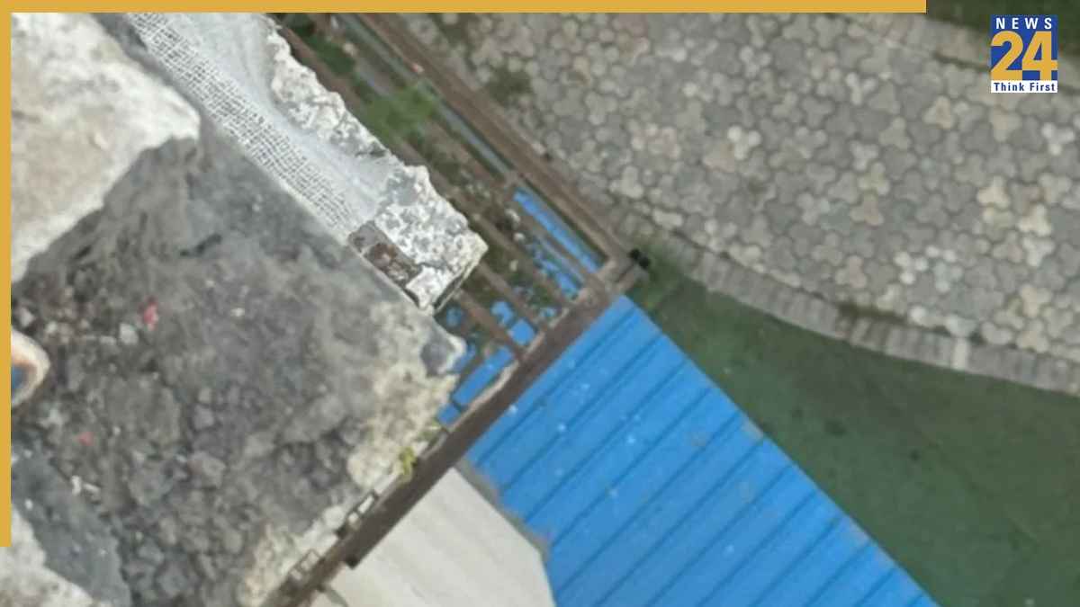 ग्रेटर नोएडा वेस्ट में बड़ा हादसा, पंचशील सोसायटी में गिरा प्लास्टर