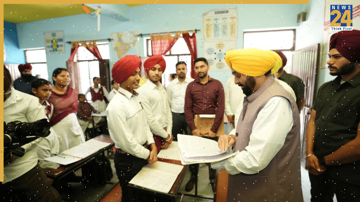 मोरिंडा में स्कूल ऑफ एमिनेंस के छात्रों से मिले CM मान , बोले - युवाओं को नौकरी मांगने नहीं, देने में सक्षम बनाएंगे