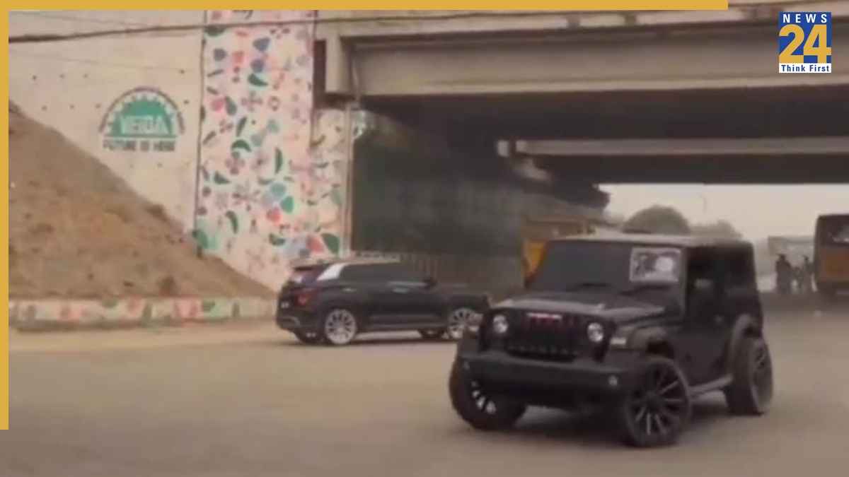 Greater Noida News: रील बनाने के लिए यमुना एक्सप्रेस वे के अंडरपास पर खतरनाक स्टंट, वीडियो हुआ वायरल