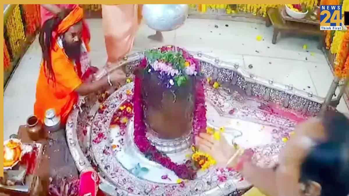 उज्जैन: महाकाल मंदिर के गर्भगृह में भिड़े पुजारी और महंत, गाली गलौज और हाथापाई का वीडियो वायरल