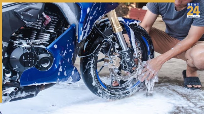अपनी बाइक को घर पर ही दें प्रोफेशनल वॉश.