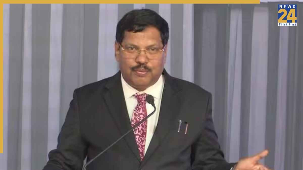CJI Gavai पर जूता फेंकने वाले वकील पर नहीं हुआ केस दर्ज…इन्होंने किया कार्रवाई से मना