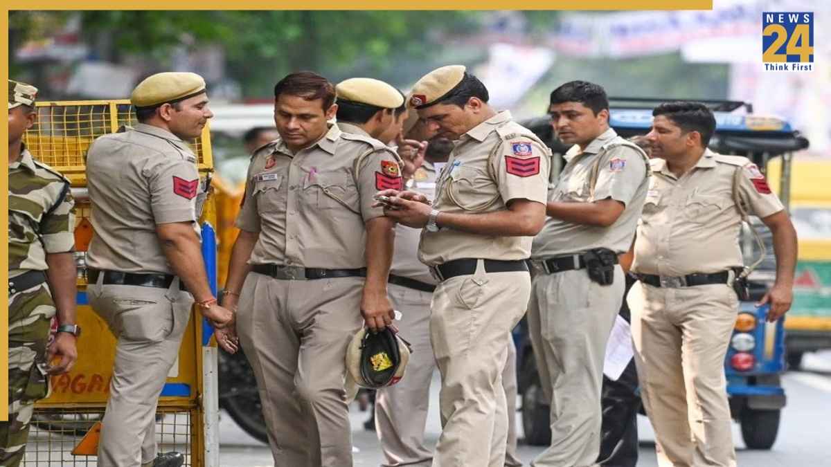 fake passport racket busted in delhi