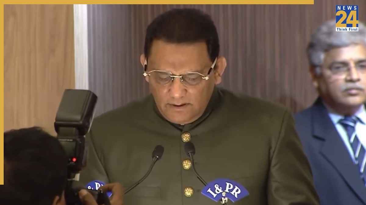 टीम इंडिया के पूर्व कैप्टन मोहम्मद अजहरुद्दीन बने मंत्री, तेलंगाना के राज्यपाल ने दिलाई शपथ