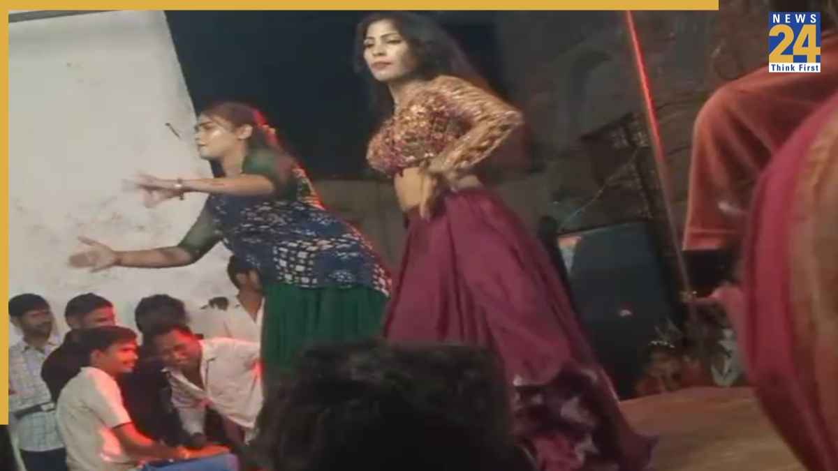 Jhansi: नवरात्रि के कार्यक्रम में बार बालाओं ने लगाए ठुमके, अश्लील डांस का वीडियो वायरल