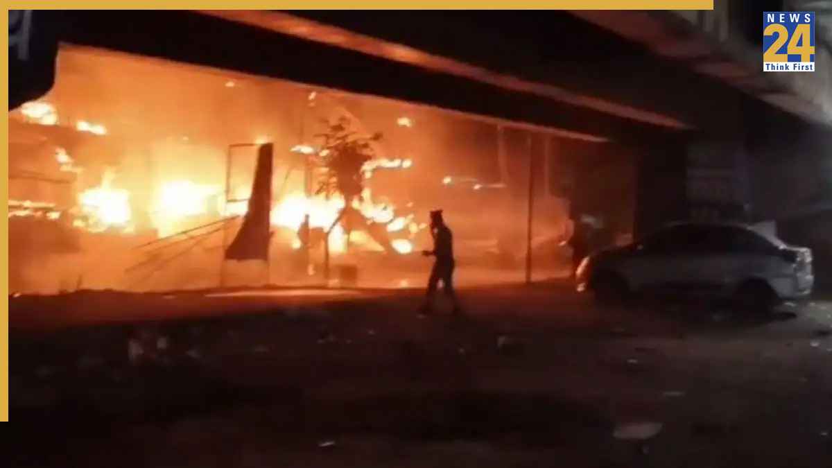 मुरादाबाद के रेस्टोरेंट में लगी आग, चार सिलेंडर फटे, 1 महिला की मौत