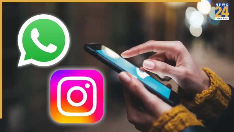 person using phone अब WhatsApp और Instagram पर लगाएं HD स्टेटस और स्टोरी.