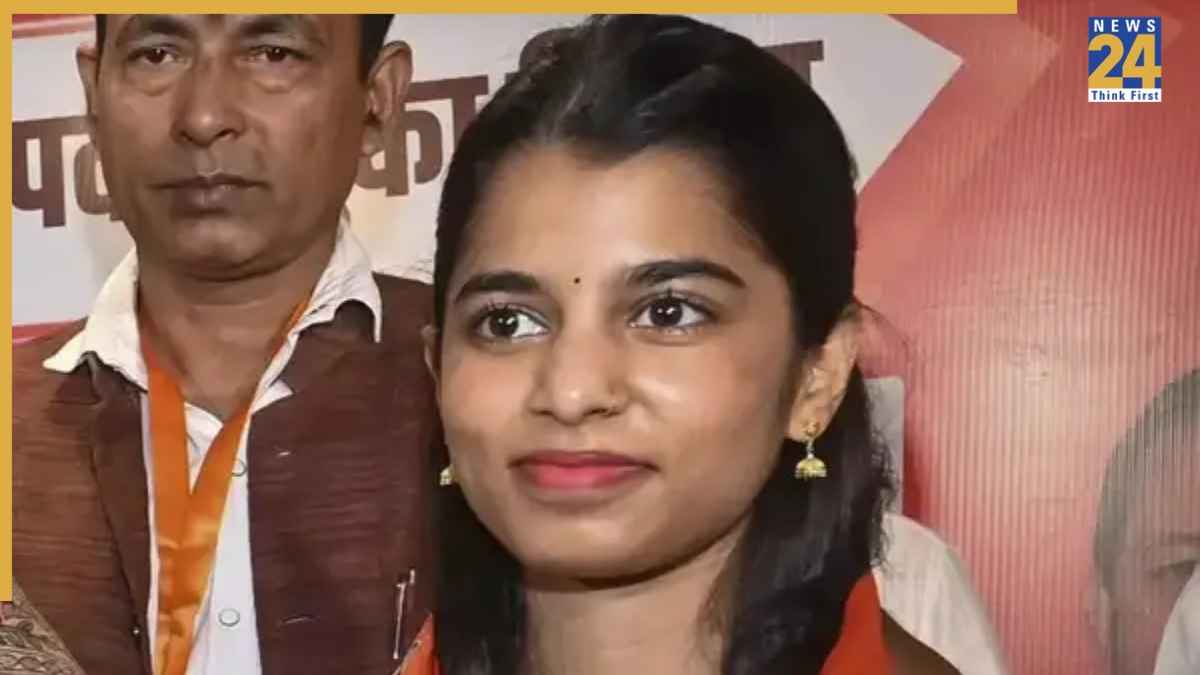 बीजेपी ने मैथिली ठाकुर को मैदान में क्यों उतारा, जानिए पार्टी की इस रणनीती के पीछे की इनसाइड स्टोरी