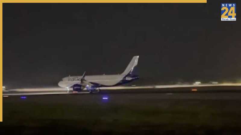 चीन के लिए कोलकाता से रवाना होता विमान