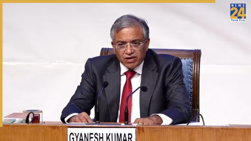 प्रेस कॉन्फ्रेंस करते मुख्य चुनाव आयुक्त