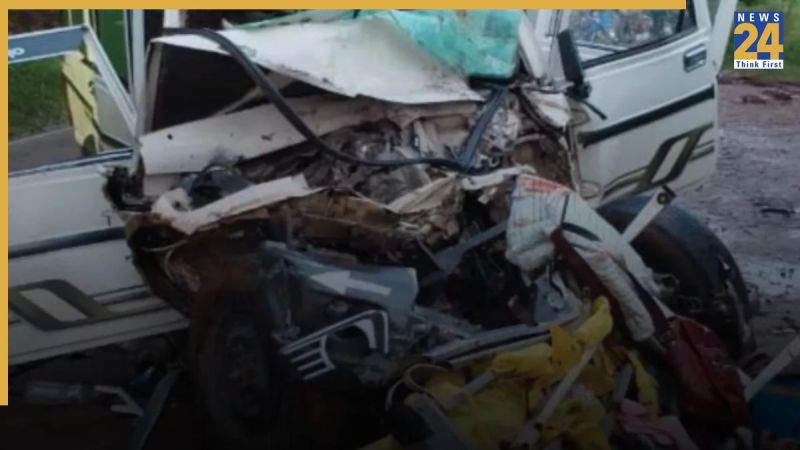सड़क हादसा Chhattisgarh, Chhattisgarh News, Kawardha, Raipur-Jabalpur National Highway 30, 5 people died, Bolero, truck, Kawardha Police, छत्तीसगढ़, छत्तीसगढ़ न्यूज, कवर्धा, रायपुर-जबलपुर राष्ट्रीय राजमार्ग 30, 5 लोगों की मौत, बोलेरो, ट्रक, कवर्धा पुलिस