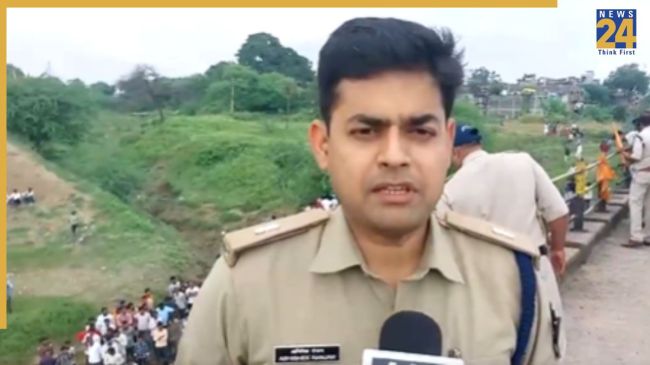 Ujjain, Ujjain Police, Ujjain Latest News, Ujjain Durga Puja, Idol Immersion, Ujjain Accident, Chambal River, उज्जैन, उज्जैन पुलिस, उज्जैन ताजा खबर, उज्जैन दुर्गा पूजा, मूर्ति विसर्जन, उज्जैन हादसा, चंबल नदी