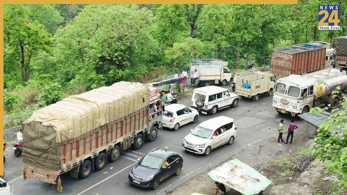 इंदौर में भेरू घाट में बस खाई में गिरी।