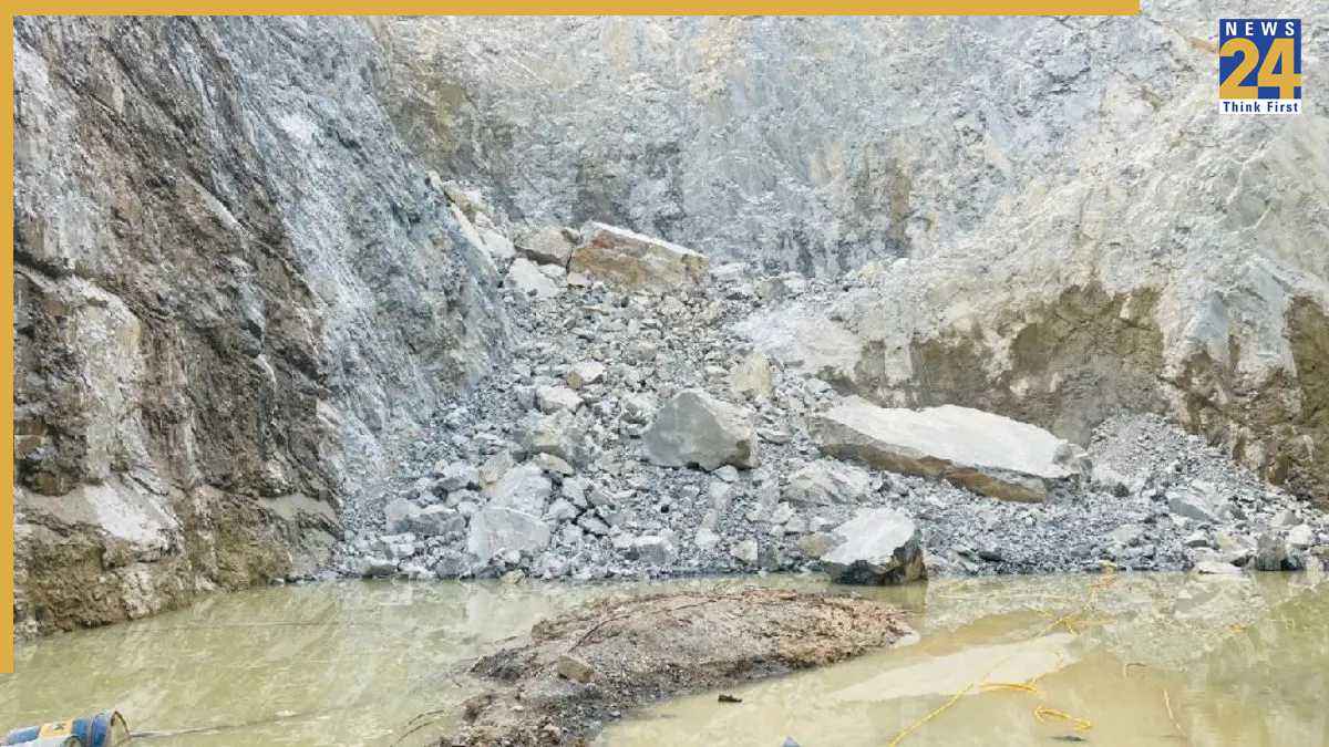यूपी में बड़ा हादसा, सोनभद्र में धंसी पत्थर की खदान, 1 की मौत, 15 से ज्यादा कर्मचारी फंसे