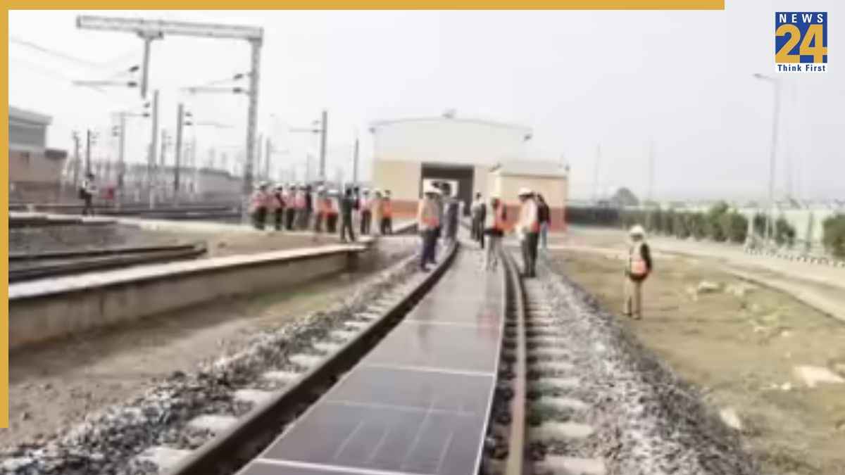 नमो भारत ट्रेन की पटरियों के बीच लगाया गया रिमूवेबल सोलर पैनल सिस्टम, जानिए कैसे करता है काम