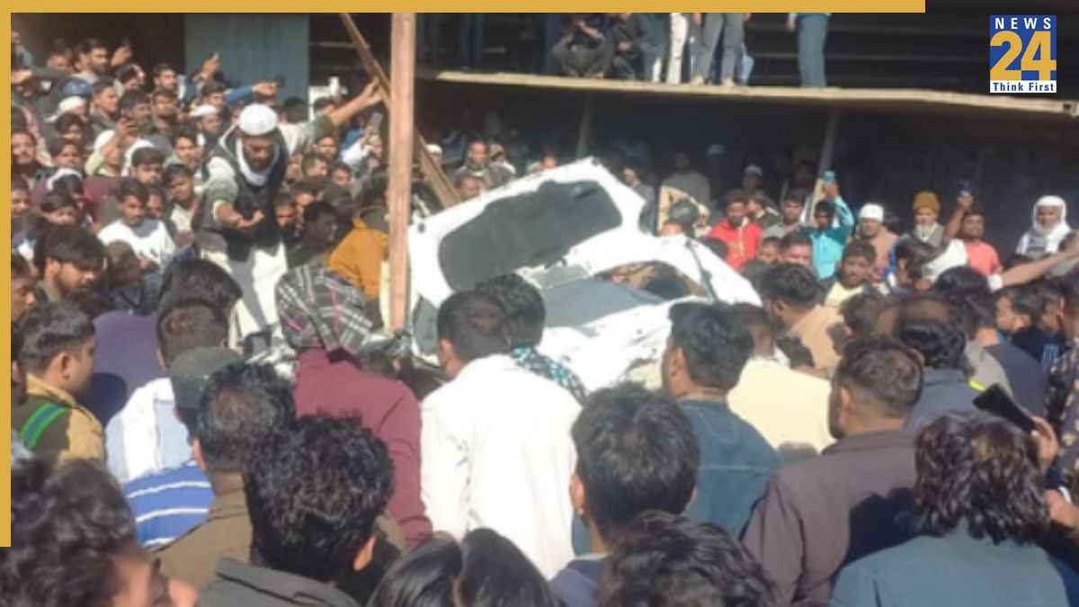 दिल्ली–देहरादून एक्सप्रेसवे पर भीषण हादसा, कार पर पलटा अनियंत्रित डंपर, एक ही परिवार के 7 लोगों की मौत