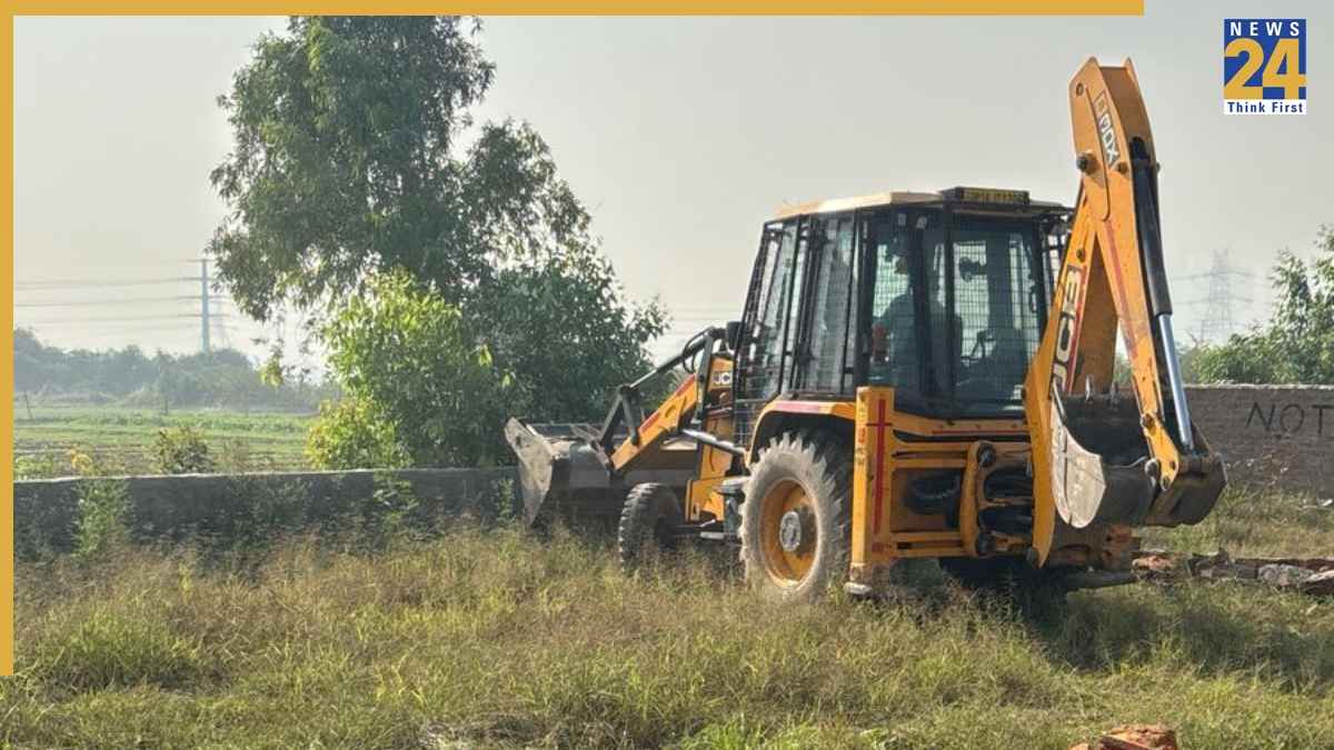ग्रेटर नोएडा में अवैध कब्जे पर चला प्राधिकरण का बुलडोजर, 40 हजार वर्गमीटर जमीन कब्जा मुक्त