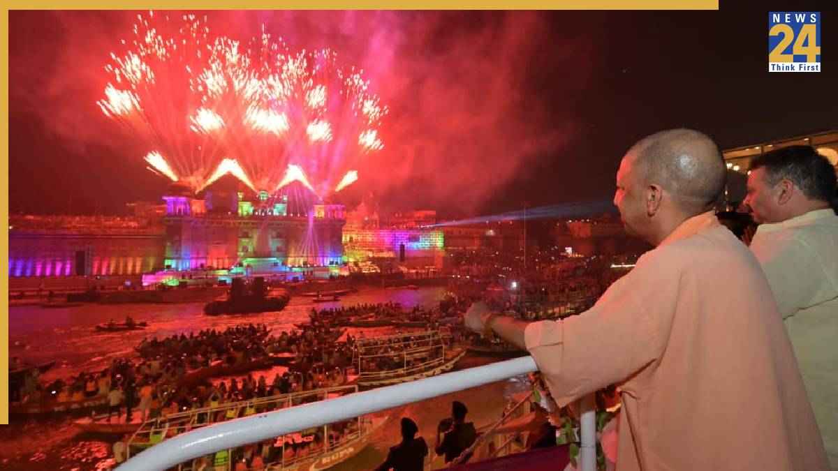देव दीपावली पर CM योगी आदित्यनाथ ने जलाया दीपक, देखी मां गंगा की आरती, ‘काशी-कथा’ में 3डी शो ने बांधा समां