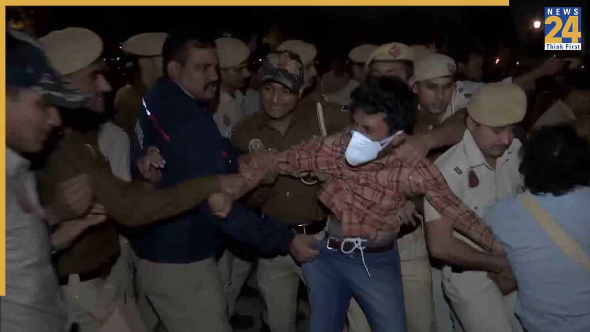 दिल्ली में प्रदूषण पर प्रदर्शन, इंडिया गेट पर प्रदर्शनकारियों को पुलिस का एक्शन