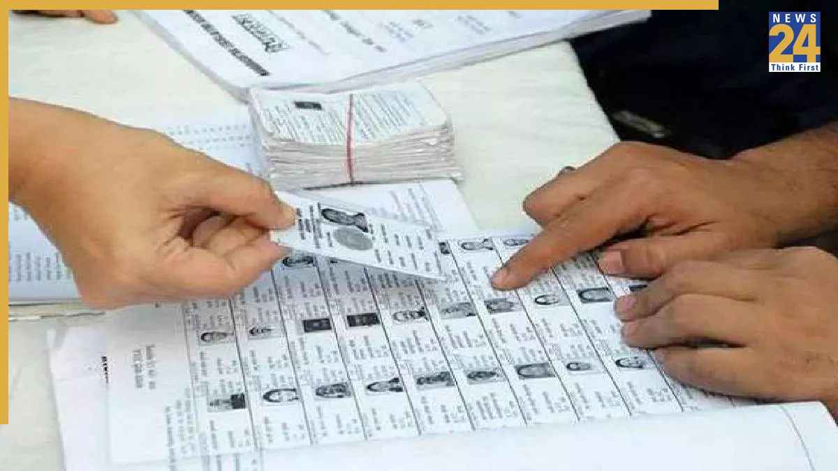 BLO Negligence, Voter List Revision, Ghaziabad Case, Election Forms, Administrative Action, बीएलओ कार्रवाई, विशेष पुनरीक्षण, मतदाता सूची, गाजियाबाद प्रशासन, निर्वाचन प्रपत्र