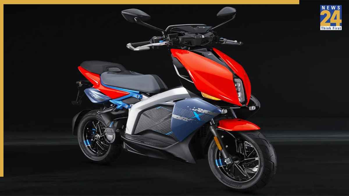 अक्टूबर 2025 में Bajaj ने मारी बाजी, फिर भी इलेक्ट्रिक स्कूटर्स के मामले में TVS नंबर वन