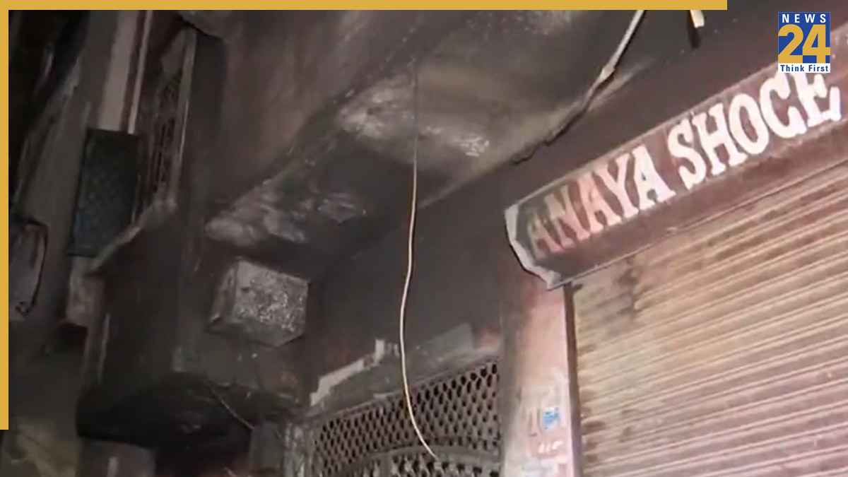 दक्षिण दिल्ली में चार मंजिला इमारत में भीषण आग, 4 की मौत, संकरी गलियों ने बढ़ाईं फायर ब्रिगेड की मुश्किलें