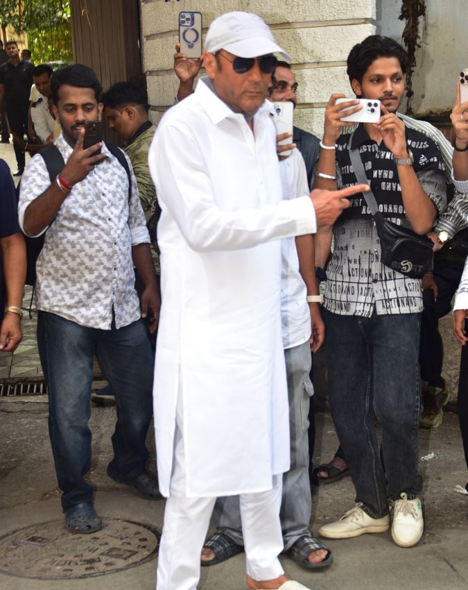 Zarine Khan Last Rites Photos-1-2-3-4-5-6-7-8