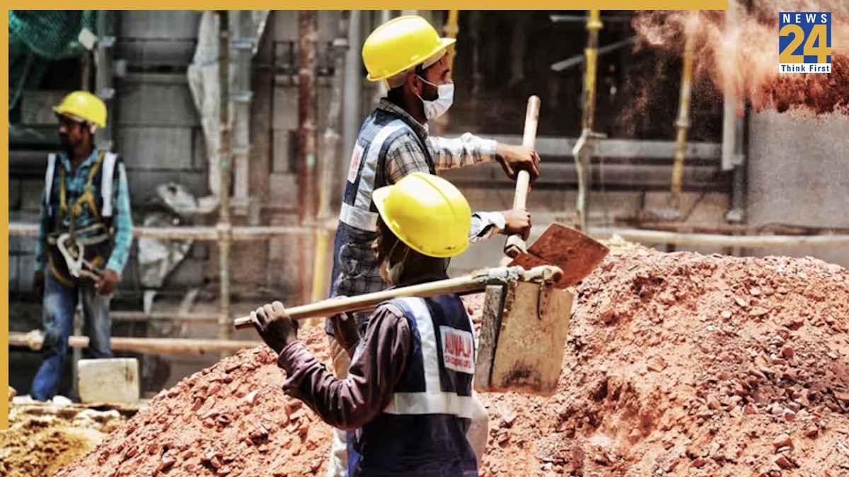 एक साल की नौकरी में ग्रेच्युटी और दोगुनी सैलरी, फिर क्यों हो रहा नए लेबर कोड का विरोध? 26 नवंबर को देशव्यापी विरोध प्रदर्शन