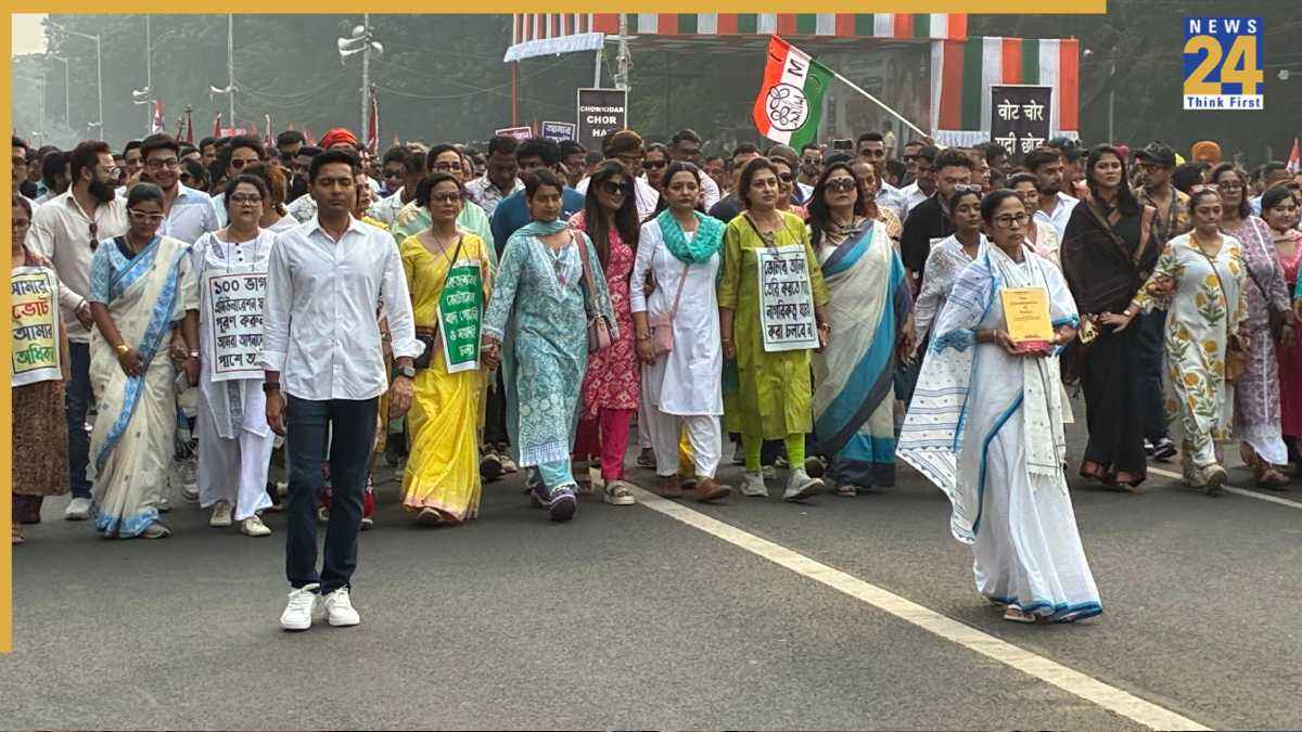 SIR के विरोध में TMC का विशाल पैदल मार्च शुरू, CM ममता के साथ हैं अभिषेक बनर्जी, समर्थन में उतरे हजारों लोग