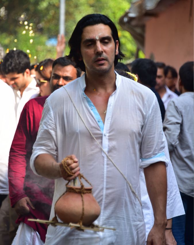 Zarine Khan Last Rites Photos-1-2-3