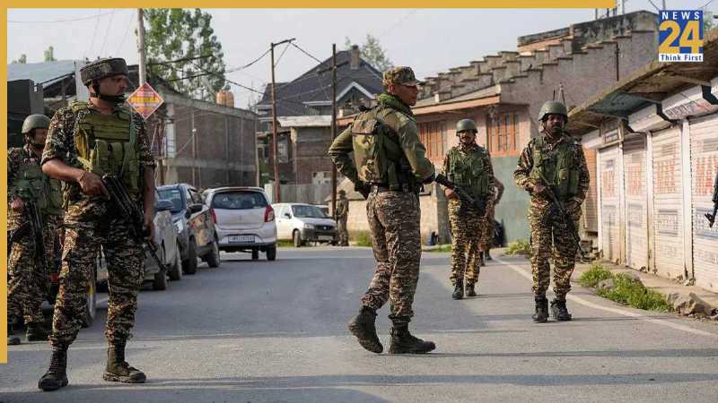 कश्मीर के कुपवाड़ा में सेना ने 2 आतंकियों को मार गिराया।