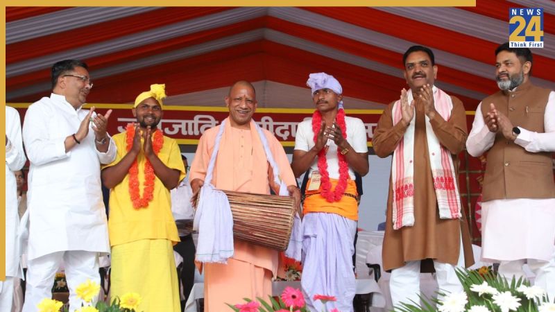 कार्यक्रम में सीएम योगी Uttar Pradesh Government, UP Government, UP News, CM Yogi Adityanath, UP CM, Birsa Munda, उत्तर प्रेदश सरकार, यूपी सरकार, यूपी न्यूज, सीएम योगी आदित्यनाथ, यूपी सीएम, बिरसा मुंडा