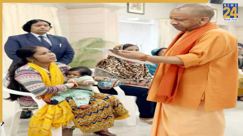 जनता दर्शन कार्यक्रम में मौजूद सीएम योगी।