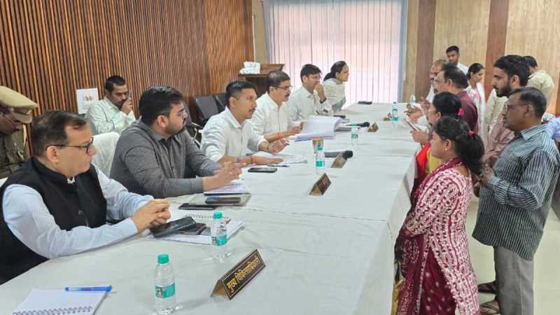 जनसुनवाई में लोगों की समस्याएं सुनते अधिकारी।