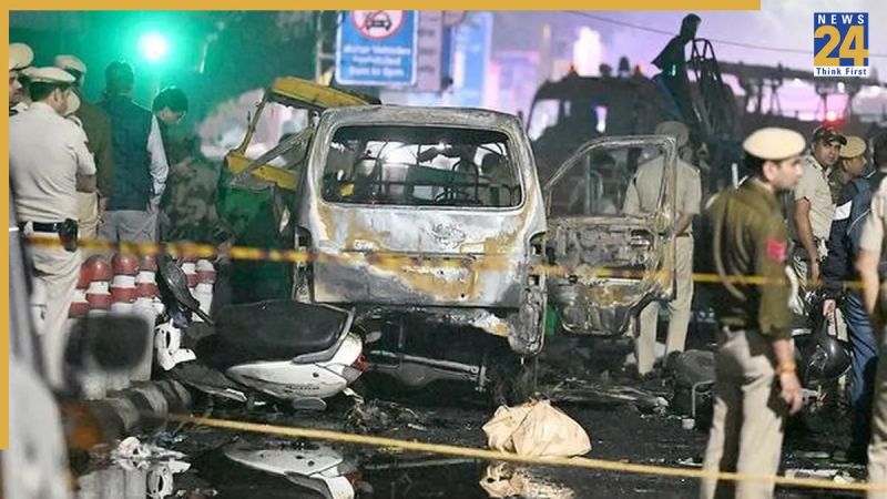 Delhi blast, blast in Delhi, NIA, suicide bomber, Kashmiri youth, Delhi Police, दिल्ली ब्लास्ट, दिल्ली में धमाका, एनआईए, आत्मघाती हमलावर, कश्मीरी युवक, दिल्ली पुलिस