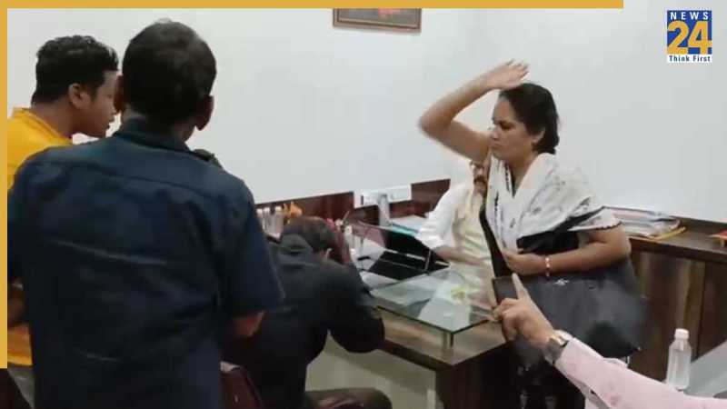 नवी मुंबई में मनसे कार्यकर्ताओं ने हिंदी भाषी को पीटा। (1)