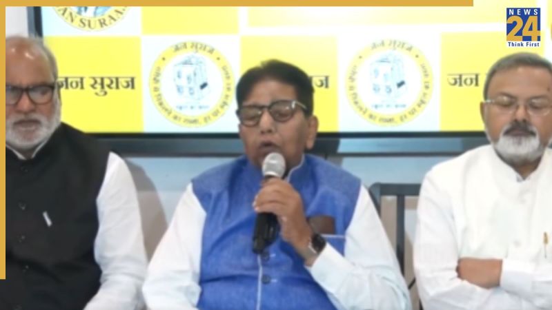 प्रेस वार्ता करते हुए Bihar Elections, Bihar, JDU, Nitish Kumar, Jansuraj Party, Prashant Kishore, NDA, Bihar Government, बिहार चुनाव, बिहार, जेडीयू, नीतीश कुमार, जनसुराज पार्टी, प्रशांत किशोर, एनडीए, बिहार सरकार