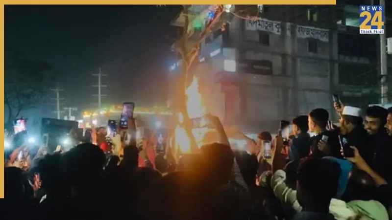 बांग्लादेश में भीड़ ने क्यों फूंके मीडिया हाउस, आखिर 33 साल में पहली बार 'द डेली स्टार' और 27 साल में 'प्रथम आलो' क्यों नहीं छपे?