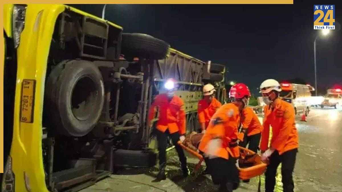 इंडोनेशिया में भयानक सड़क हादसा, कंक्रीट के बैरियर से भिड़ी बस, 16 लोगों की मौत