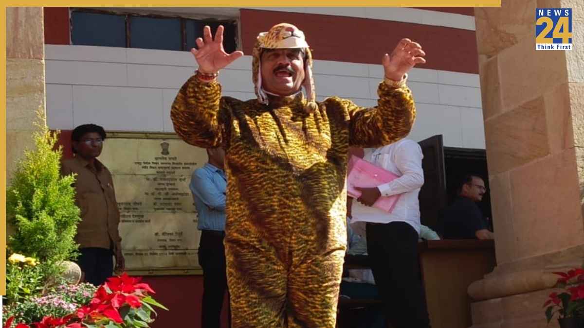 Maharashtra News: विधानसभा में क्यों तेंदुए के रूप धरकर पहुंचे विधायक, MLA शरद सोनवणे ने बताई अनोखी वजह