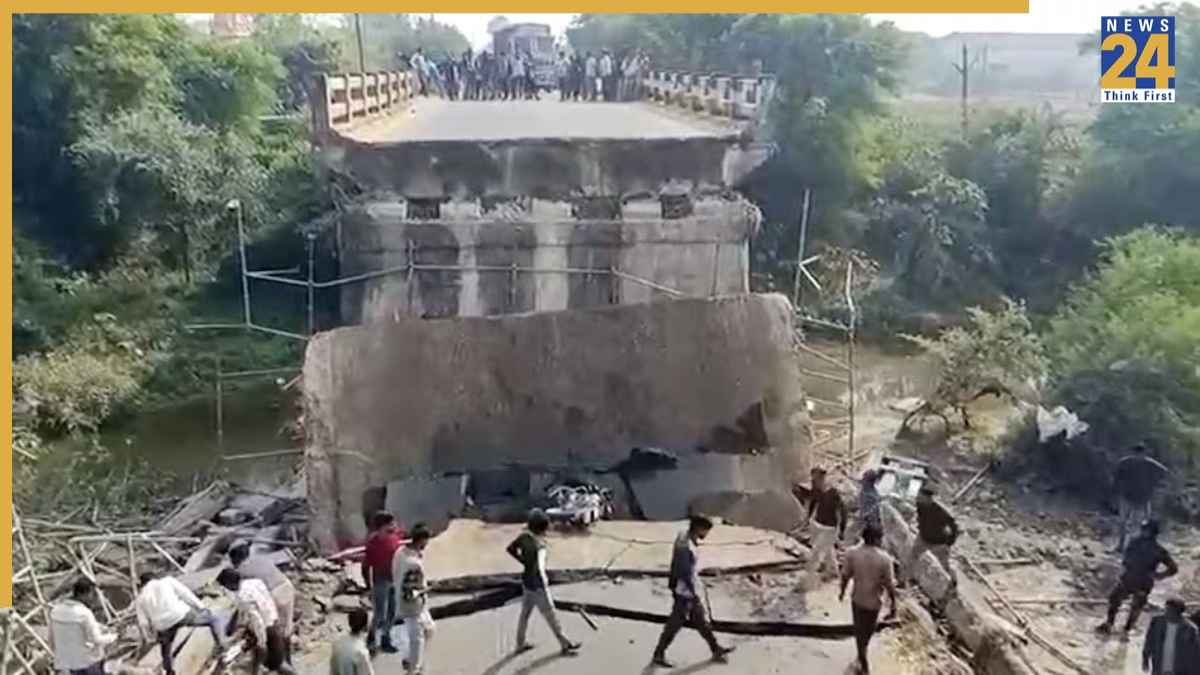 MP में टूटा ब्रिज, पुल से बाइक सहित नीचे गिरे CRPF जवान ने इलाज के दौरान तोड़ा दम; PWD ऑफिसर सस्पेंड