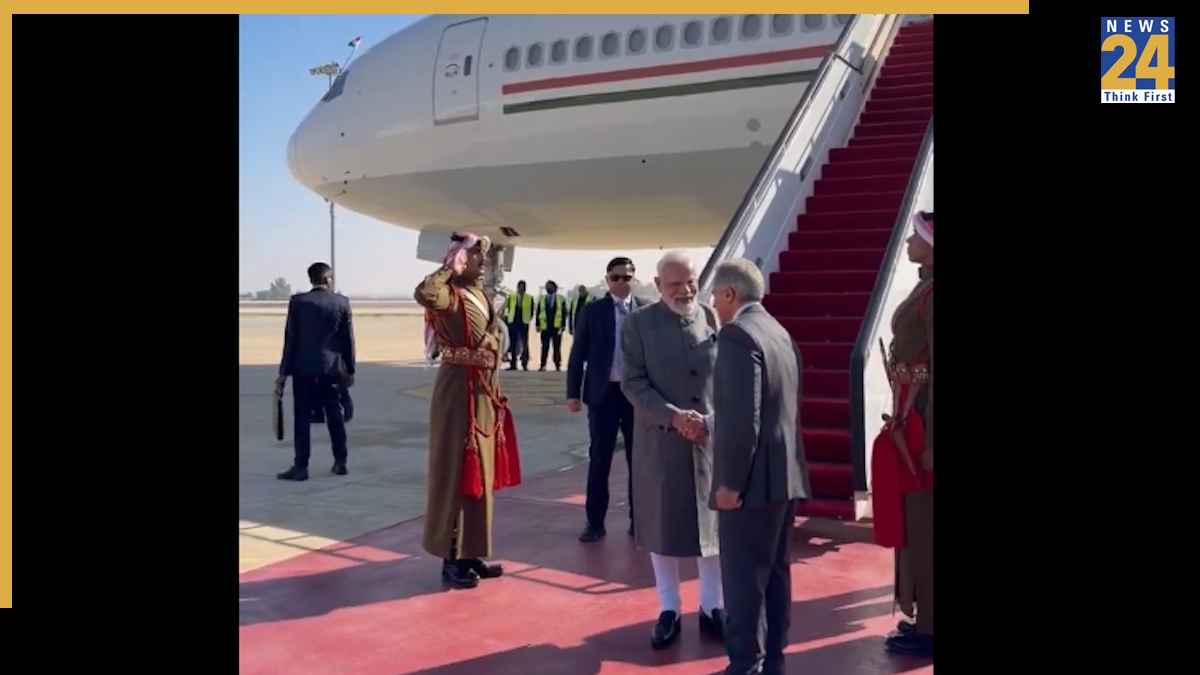 PM Modi in Jordan: अम्मान पहुंचे पीएम नरेंद्र मोदी, जॉर्डन के प्रधानमंत्री ने एयरपोर्ट पर किया स्वागत