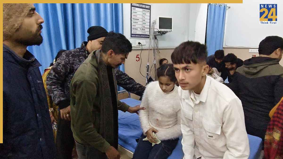 जम्मू में बड़ा हादसा: पिकनिक से लौटते वक्त स्कूल बस पलटी, 25 से ज्यादा बच्चे और 6 शिक्षक घायल