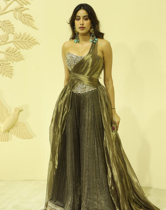 Bollywood Celebs Attend Nita Ambani Swadesh Event Bollywood Celebs Attend Nita Ambani Swadesh Event-1-2-3-4-5